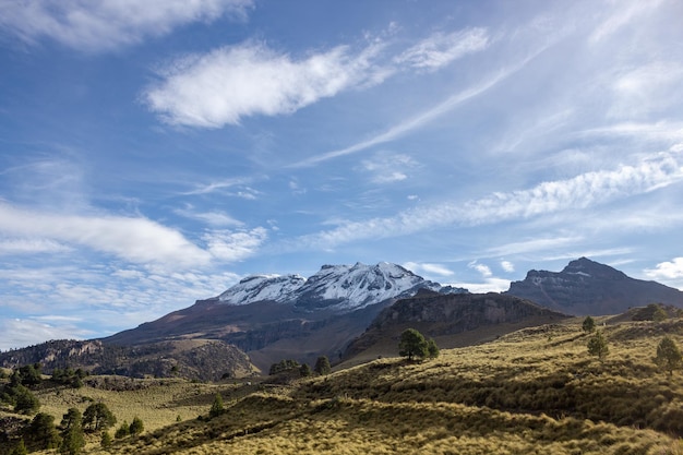 Topo do vulcão Iztaccihuatl coberto de neve