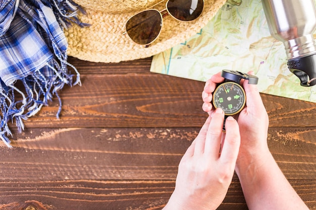 Topo-Karte mit Kompass für Wochenendwanderungen auf Holzhintergrund.