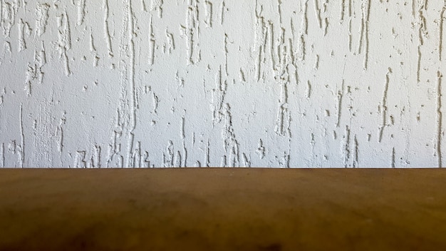 Topo vazio de uma mesa de madeira natural e parede decorativa branca retrô. Para exibir o produto. Mesa de madeira e parede branca. Mesa de madeira vazia, balcão, prateleira na parede da sala.