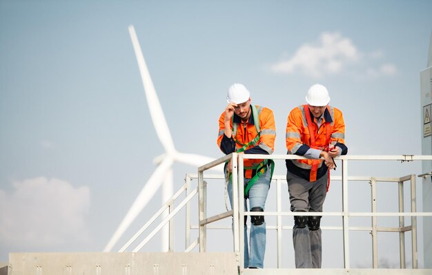 Topógrafo e ingeniero Examinan la eficiencia de las gigantescas turbinas eólicas que transforman la energía eólica