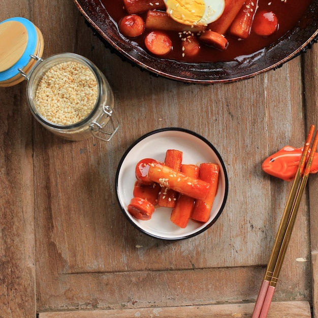 Topokki oder Tteokbokki ist gebratener Reiskuchen mit Gemüse und Fischkuchen in würziger Sauce mit Sesam, berühmtes und beliebtes koreanisches Street Food