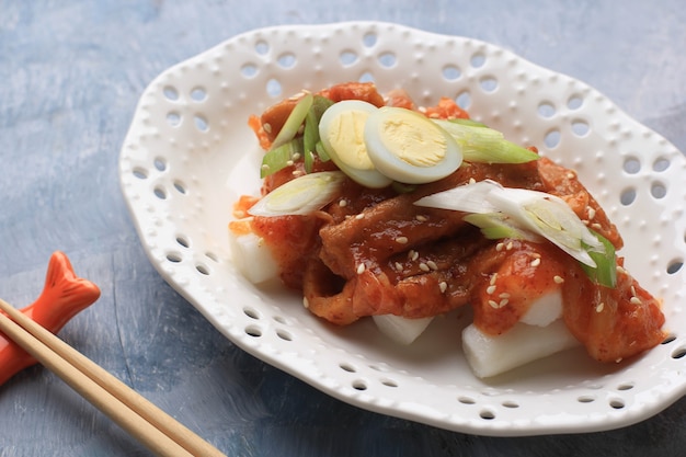 Topokki ou Tteokbokki é um bolo de arroz frito com legumes e bolo de peixe em molho picante com semente de gergelim, comida de rua coreana famosa e popular