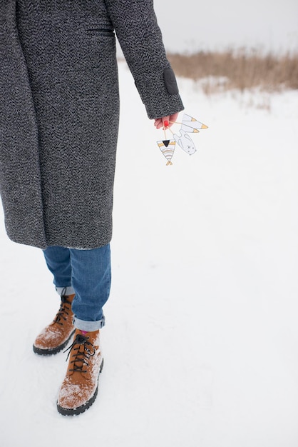 Toppers de bolo nas mãos de uma garota no inverno