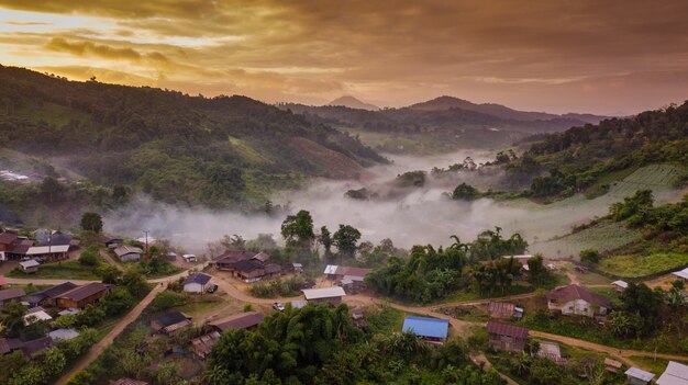 Topview Dorf Nordthailand im Nebel