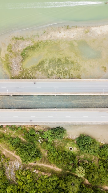 topview Straße Straßenbrücke Pararell über dem Meer