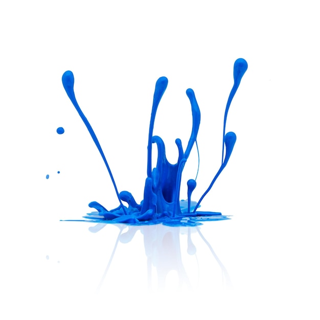Un toque abstracto de pintura azul aislado sobre fondo blanco. Tomada en estudio con una 5D mark III.