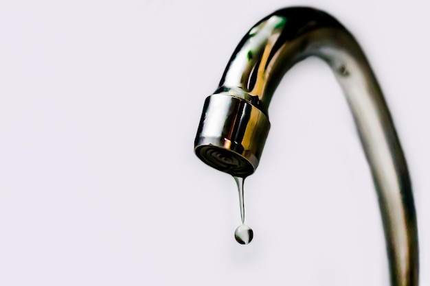 Foto toque com gota de água no fundo branco