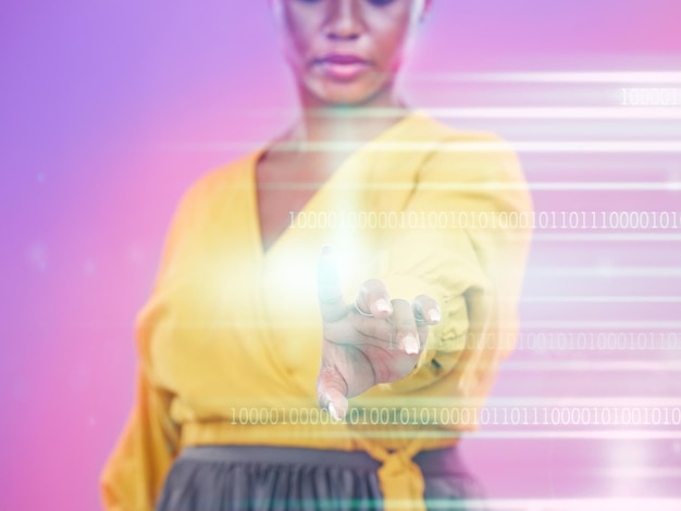 Toque el holograma y la mano de la mujer aislada en el fondo de neón en la superposición de datos digitales y la tecnología futurista Resplandor de la pantalla táctil y persona del tablero cibernético holográfico y del sistema en el estudio