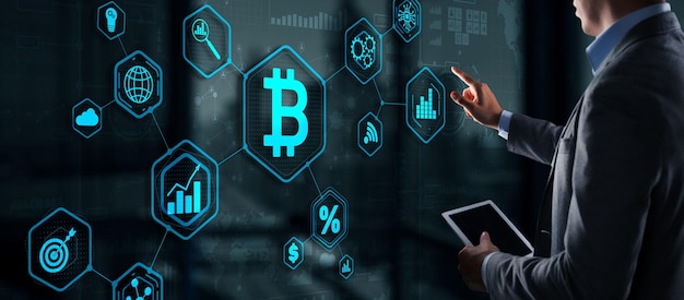 Toque con la mano el botón de Bitcoin Concepto moderno de tecnología de negocios Bitcoin Ethereum