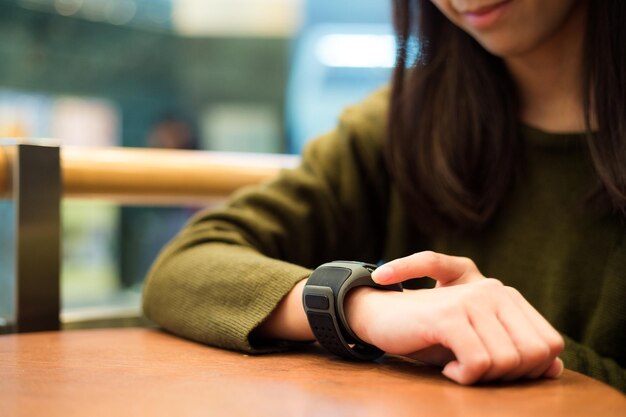 Foto toque de mujer en la pantalla del reloj inteligente