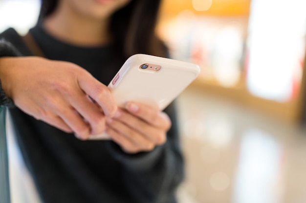 Toque de mujer en el teléfono inteligente