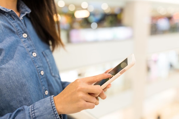 Toque de mujer en el teléfono móvil