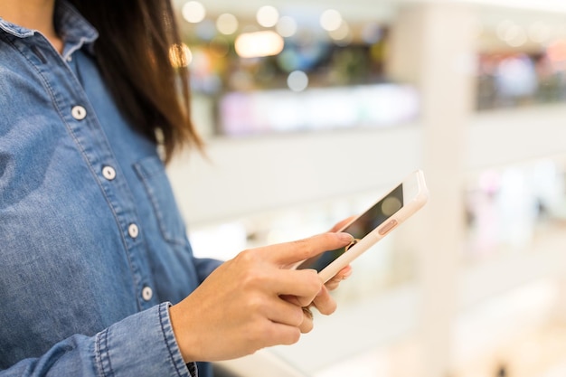 Toque de mujer en el teléfono móvil