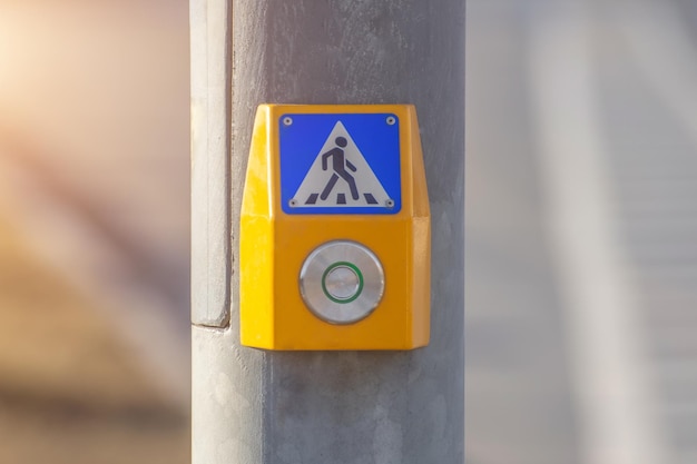 Toque no botão para acender a luz verde em uma passagem de pedestres na rodovia.