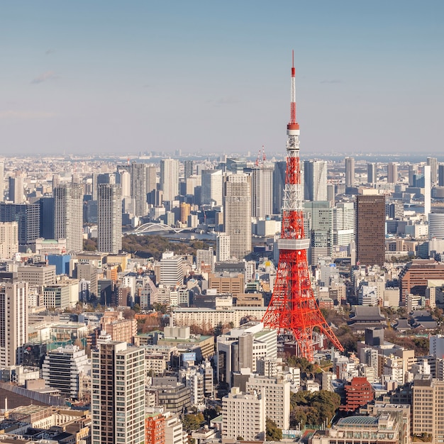 Tóquio, Japão - 10 de fevereiro de 2016: vista da cidade de Tóquio com a torre de Tóquio a segunda estrutura mais alta do Japão em 10 de fevereiro de 2016 em Tóquio, Japão.