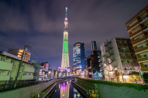 Tóquio, Japão, paisagem urbana com o Skytree.