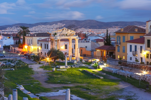 Tor der Athena Archegetis und Überreste der römischen Agora, die während der Römerzeit in Athen gebaut wurde, Athen, Griechenland