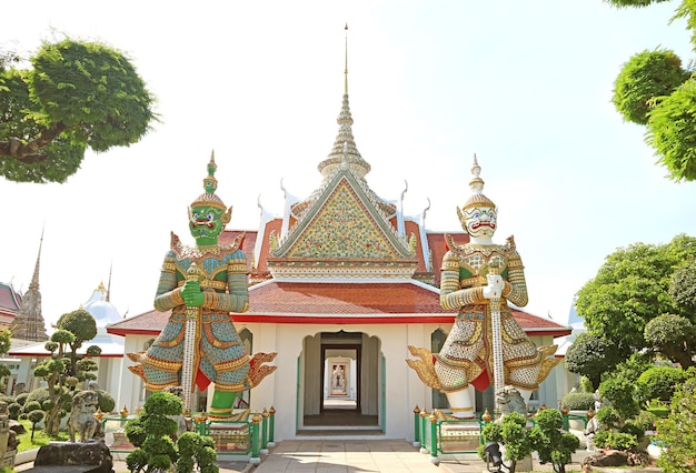 Tor des Tempels Wat Arun, der mit zwei mythischen riesigen Dämonenskulpturen in Bangkok Thailand bewacht?