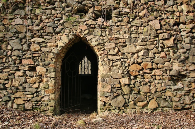 Tor in der alten Steinmauer