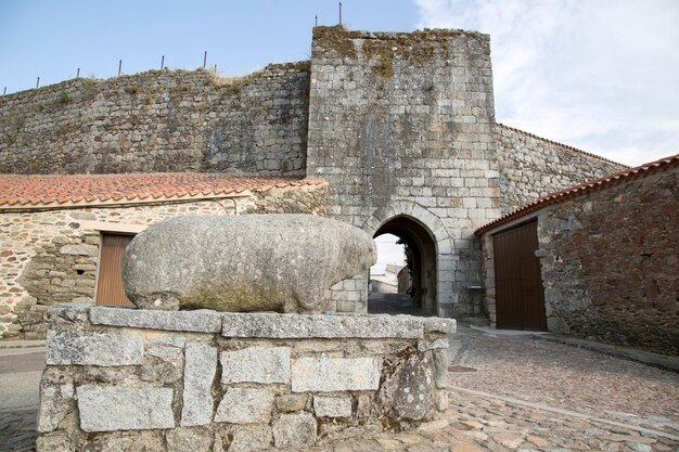 Tor und Mauer des Dorfes Monleon in Salamanca, Spanien