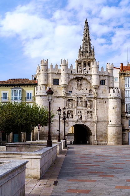 Tor zur Stadt Burgos. Bogen von Santa Maria. Alte Mauer. Spanien.