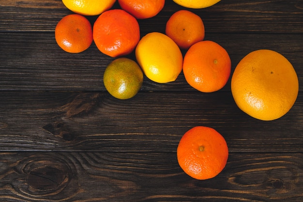 Toranja cítrica, laranja e tangerina em um fundo de tábuas de madeira