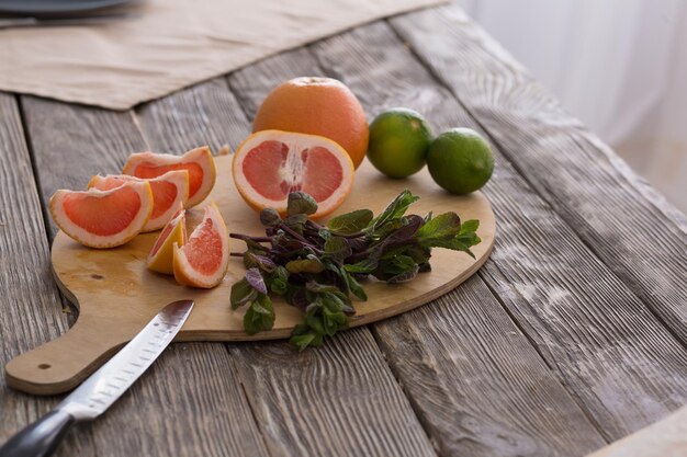 Toranja e limão na mesa de hortelã