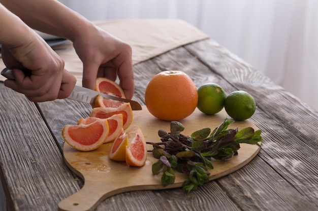 Toranja e limão na mesa de hortelã