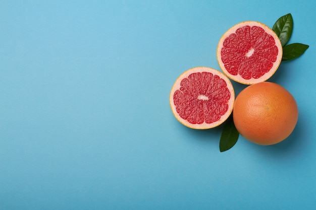 Toranja em um espaço de cópia de fundo azul claro