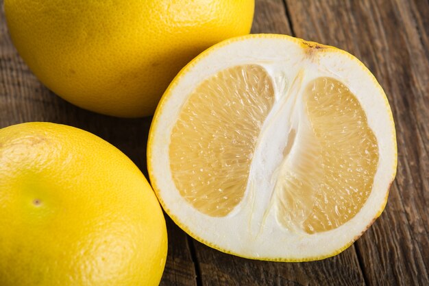 Toranja em uma mesa de madeira