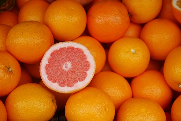 Toranja fresca em uma banca de mercado de rua