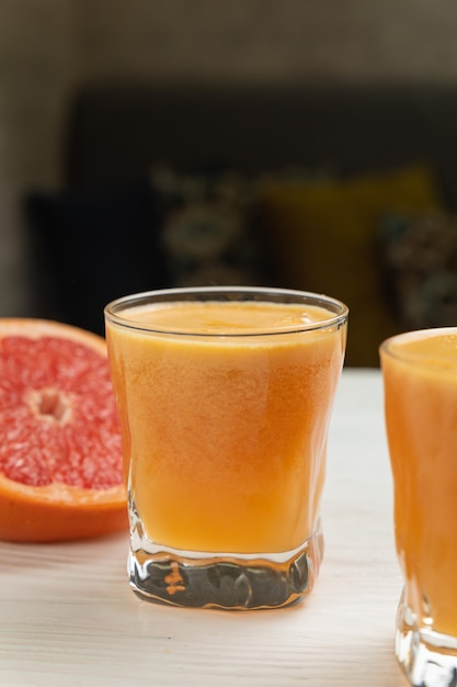 Toranja fresca em uma mesa de madeira branca