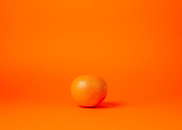 Toranja inteira em um fundo laranja