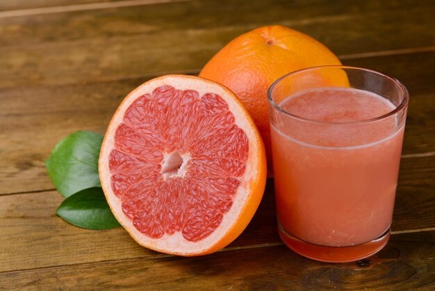 Toranja madura com suco na mesa closeup