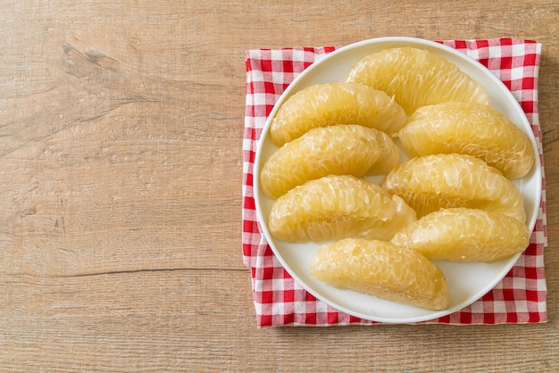 Foto toranja ou shaddock de pomelo, frescos e descascados