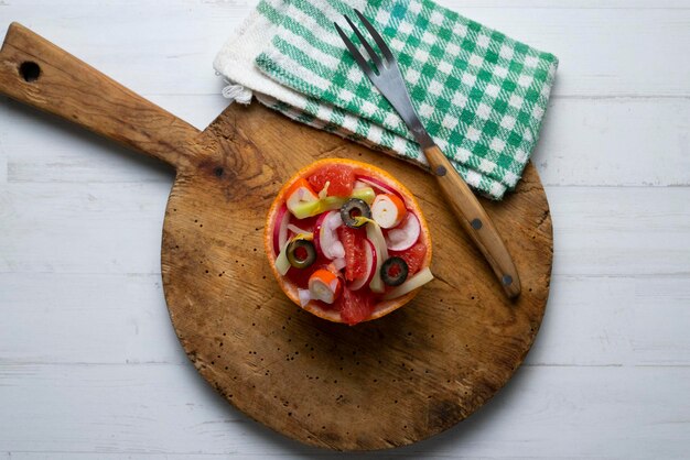 Toranja recheada com salada de surimi e rabanetes