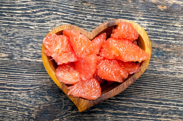 Toranja rosa suculenta e cítrica pronta para comer