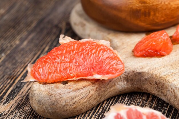 Toranja vermelha descascada dividida em fatias