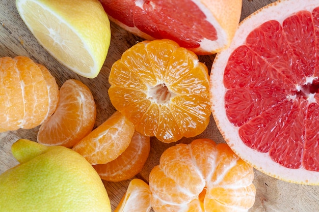 Foto toranja vermelha madura fatiada e cortada em pedaços toranja com carne suculenta rosa vermelha é cortada em pedaços