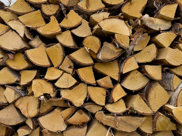 Toras de madeira de lenha seca picada empilhadas para lareira de inverno