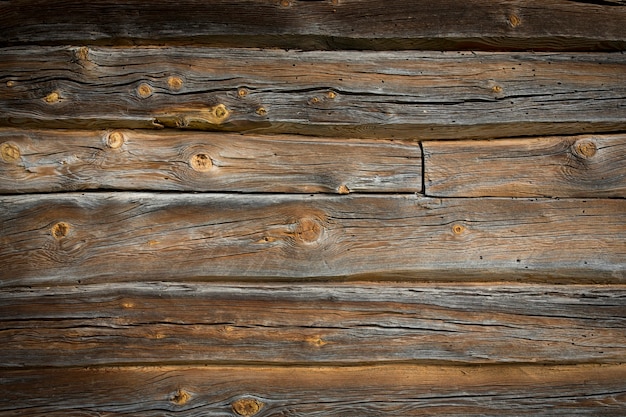 Toras de madeira de uma velha casa. Fechar-se. Textura de madeira cinza natural resistida. Fundo. Foto horizontal. Foto de alta qualidade