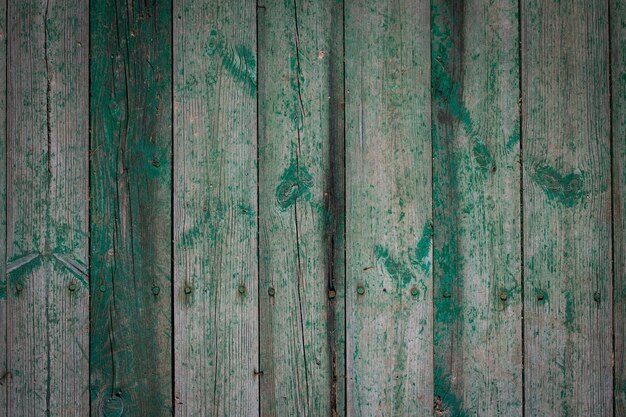 Toras de madeira de uma velha casa. Fechar-se. Textura de madeira verde resistida. Fundo. Foto vertical horizontal. Foto de alta qualidade