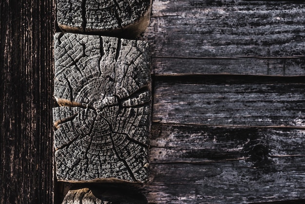 Toras de madeira texturizadas castanhas escuras