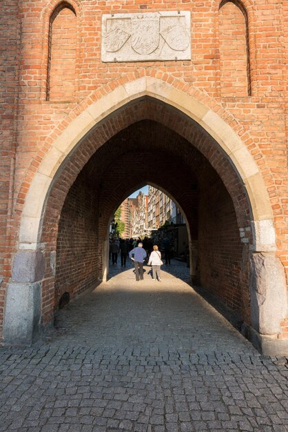 Torbogen auf die Mariacka-Straße in der Altstadt von Danzig Polen