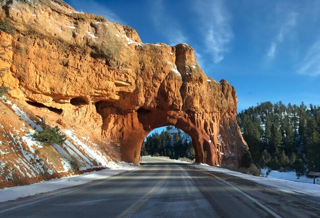 Torbogen aus rotem Stein auf der Straße zum Bryce Canyon