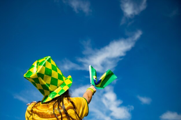 Torcedor brasileiro comemorando e torcendo pela seleção brasileira na Copa do Mundo