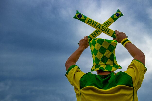 Torcedor brasileiro comemorando e torcendo pela seleção brasileira na Copa do Mundo