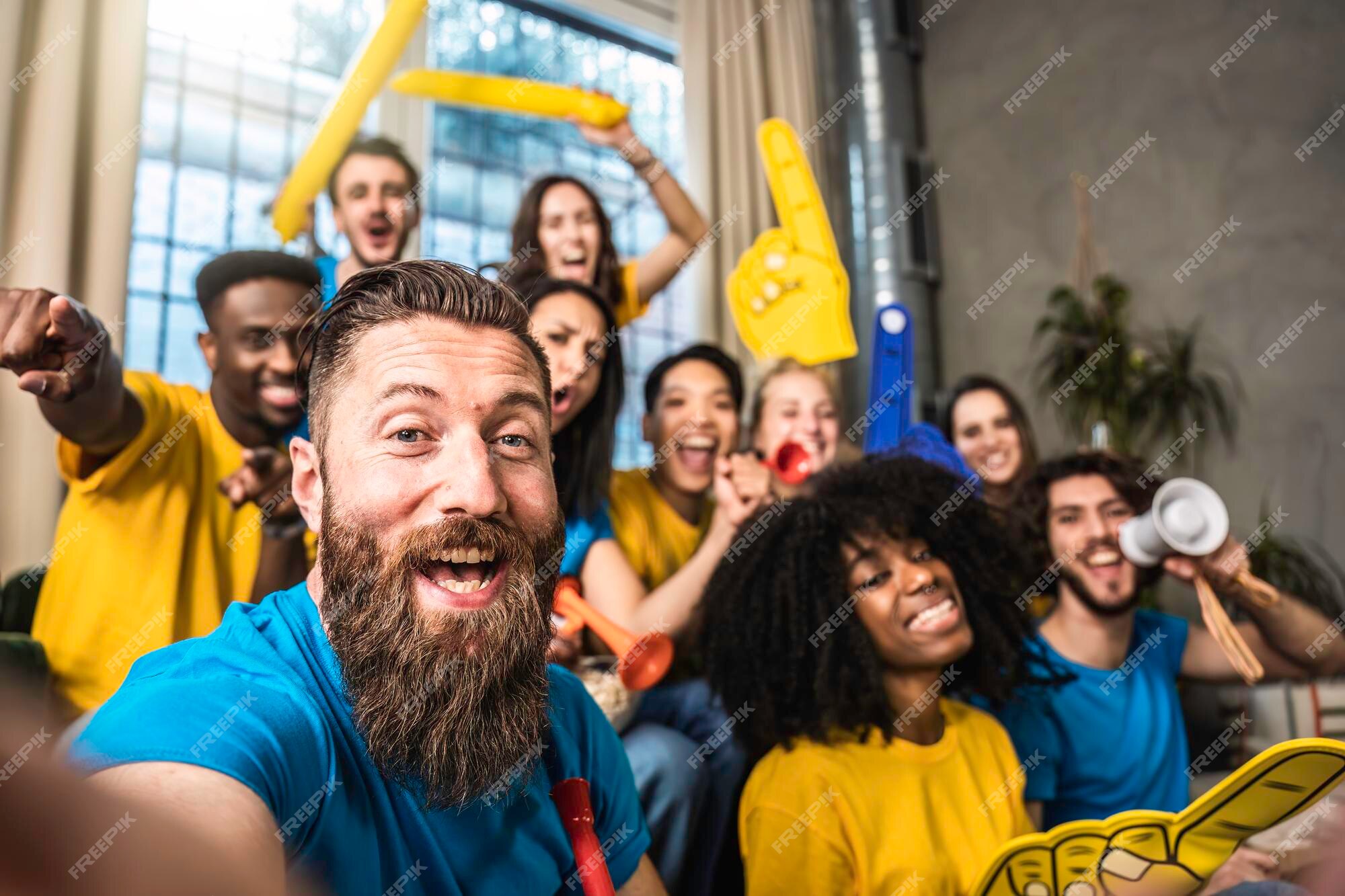 Grupo de amigos alegres se divertindo enquanto assiste a jogos