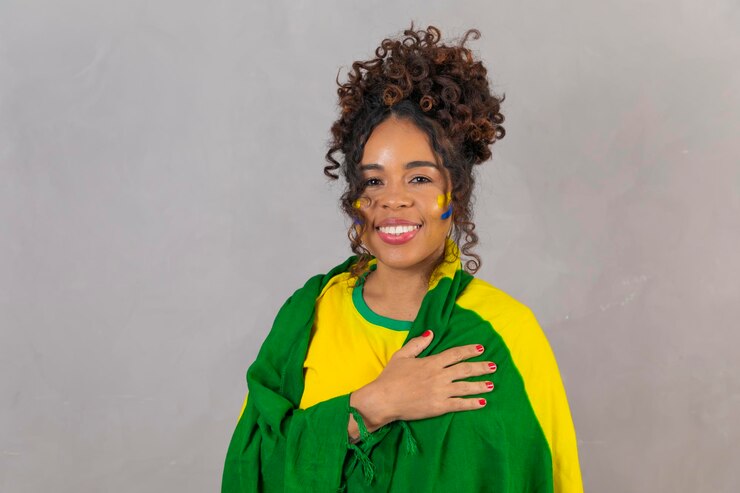 Foto torcedor feminino brasileiro com a mão no coração com o conceito de gratidão