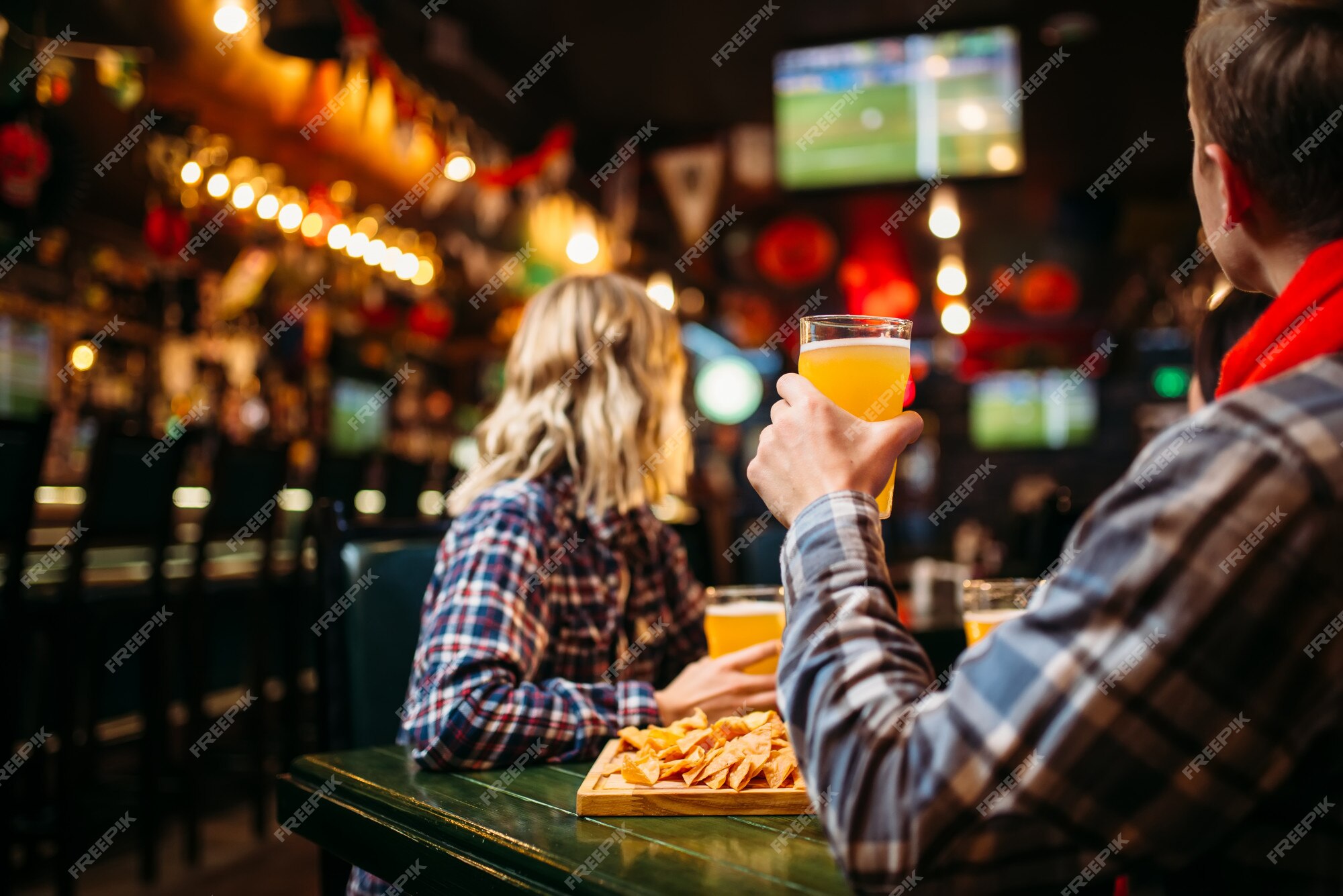 Grupo De Amigos Celebrando Assistindo a Jogos Esportivos Ou Jogos De Bebendo  Em Bar Juntos Imagem de Stock - Imagem de jogo, hispânico: 242175145